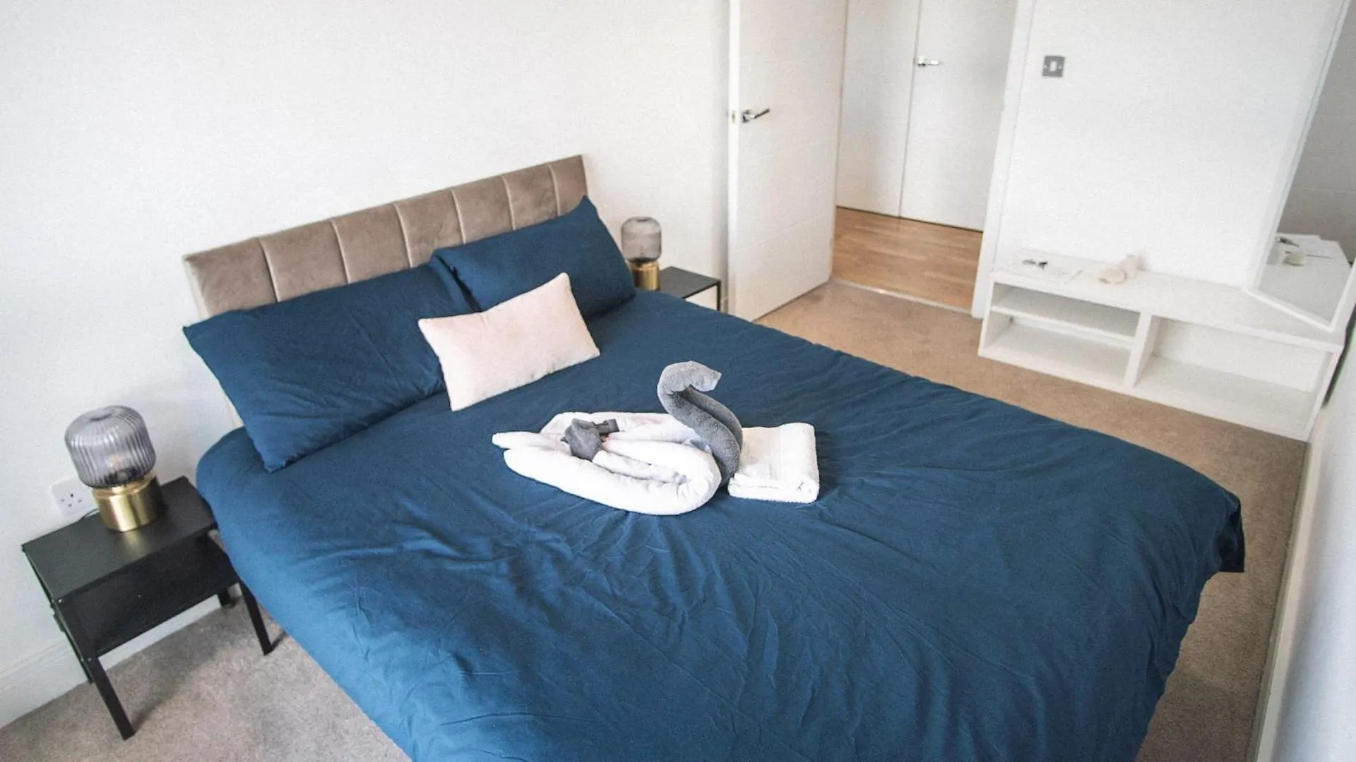 Stunning Riverside View Apartment, Near Canary Wharf & O2 London