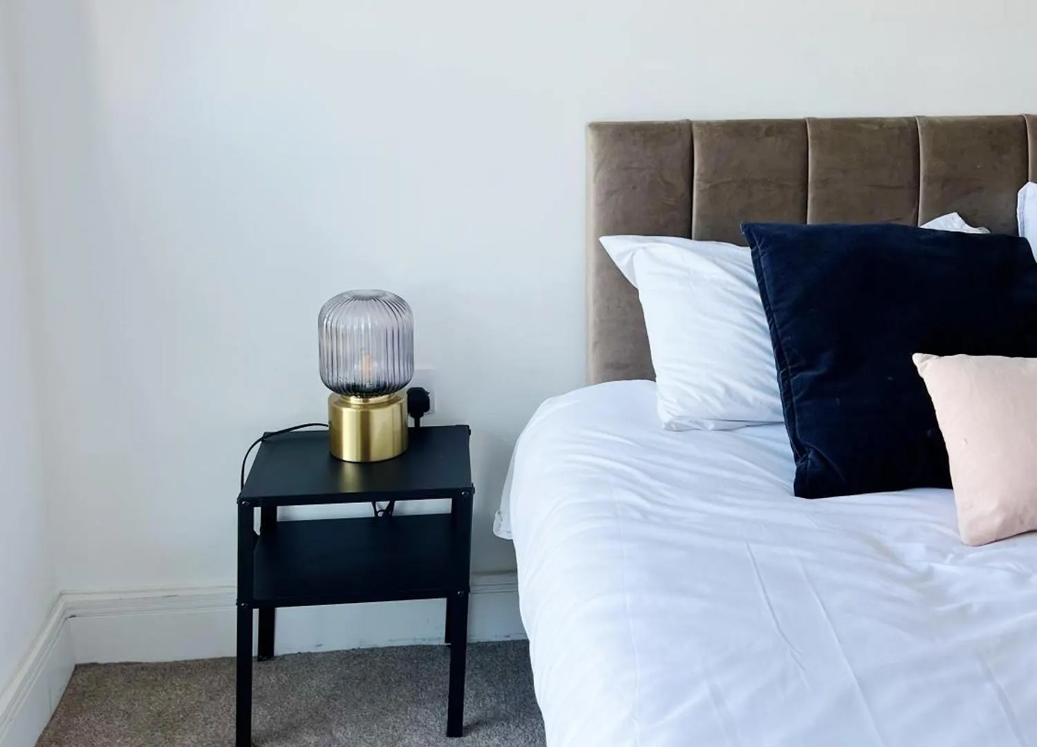 Stunning Riverside View Apartment, Near Canary Wharf & O2 London