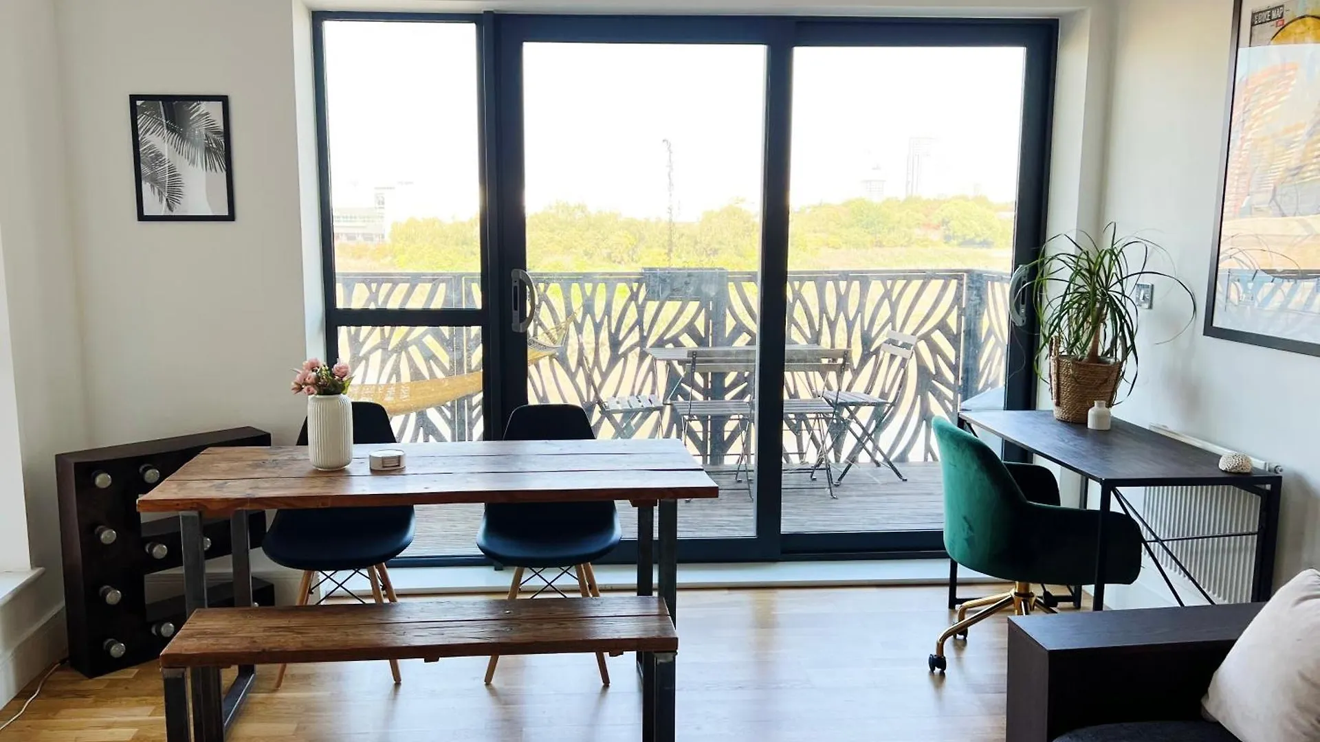 Stunning Riverside View Apartment, Near Canary Wharf & O2 London Apartment