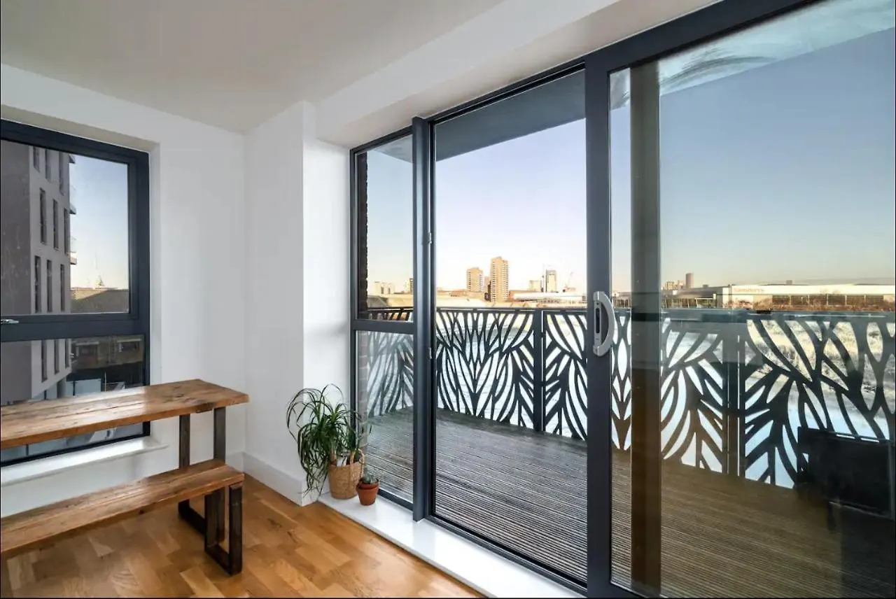 Apartment Stunning Riverside View Apartment, Near Canary Wharf & O2 London