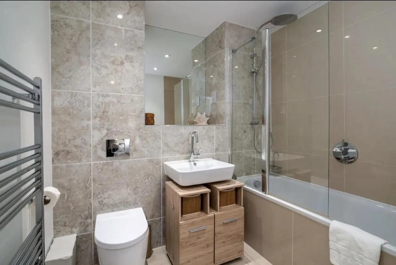 Apartment Stunning Riverside View Apartment, Near Canary Wharf & O2 London