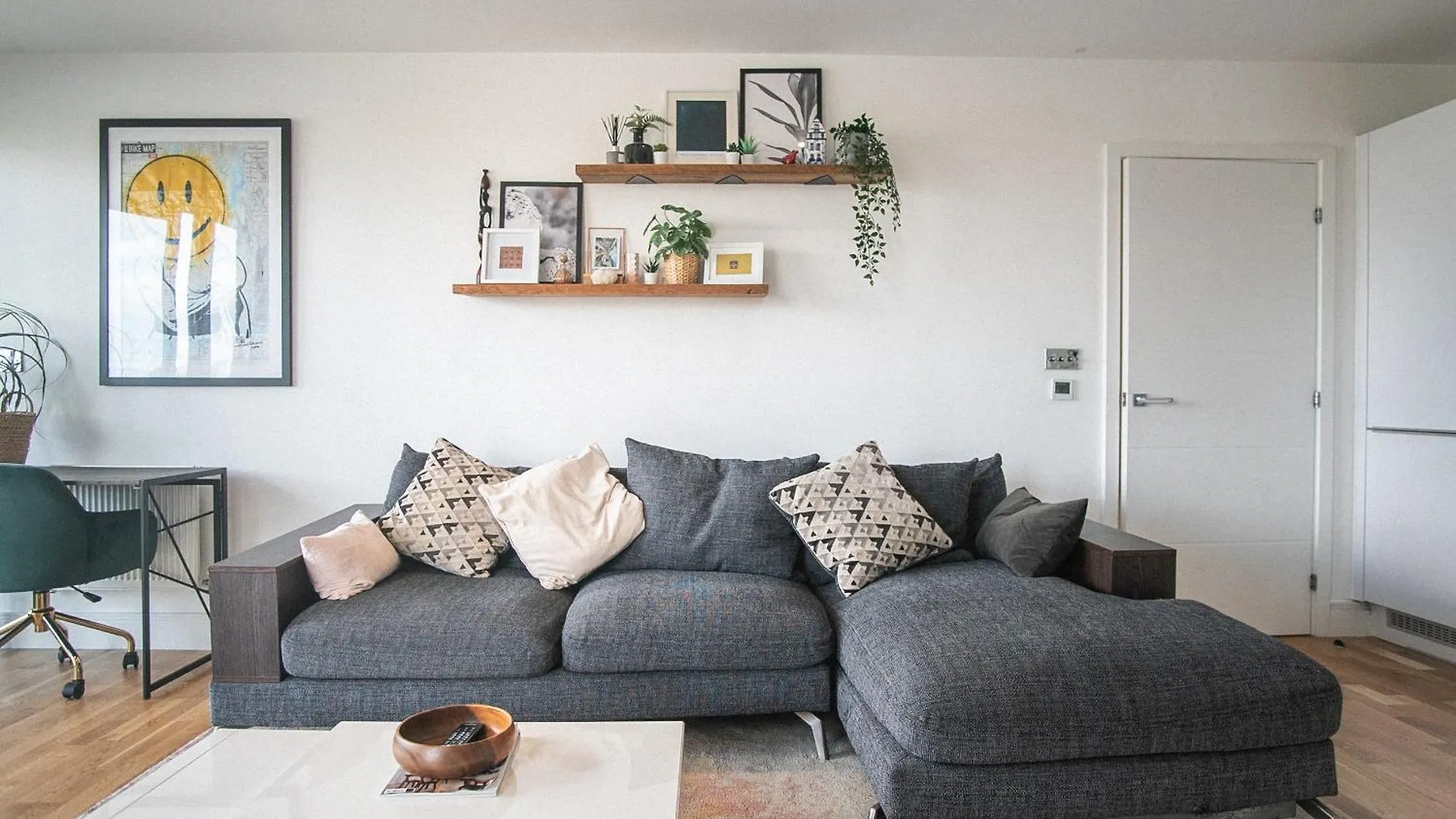 Stunning Riverside View Apartment, Near Canary Wharf & O2 contacts
